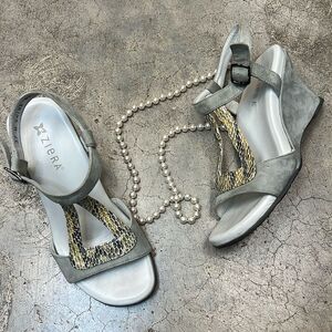 Zierra brand light gray line snake wedges